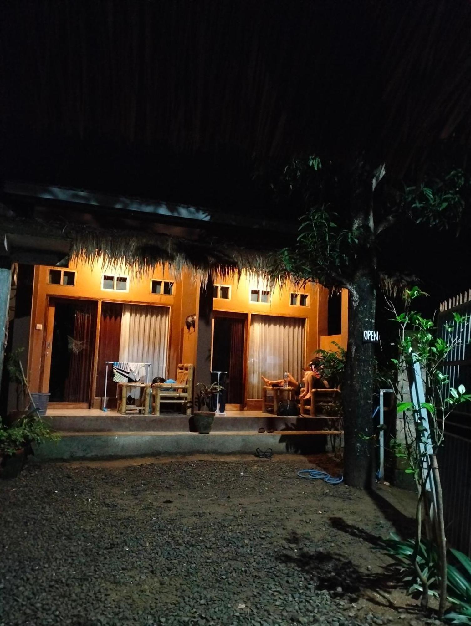 Fullmoon Homestay Kuta  Buitenkant foto