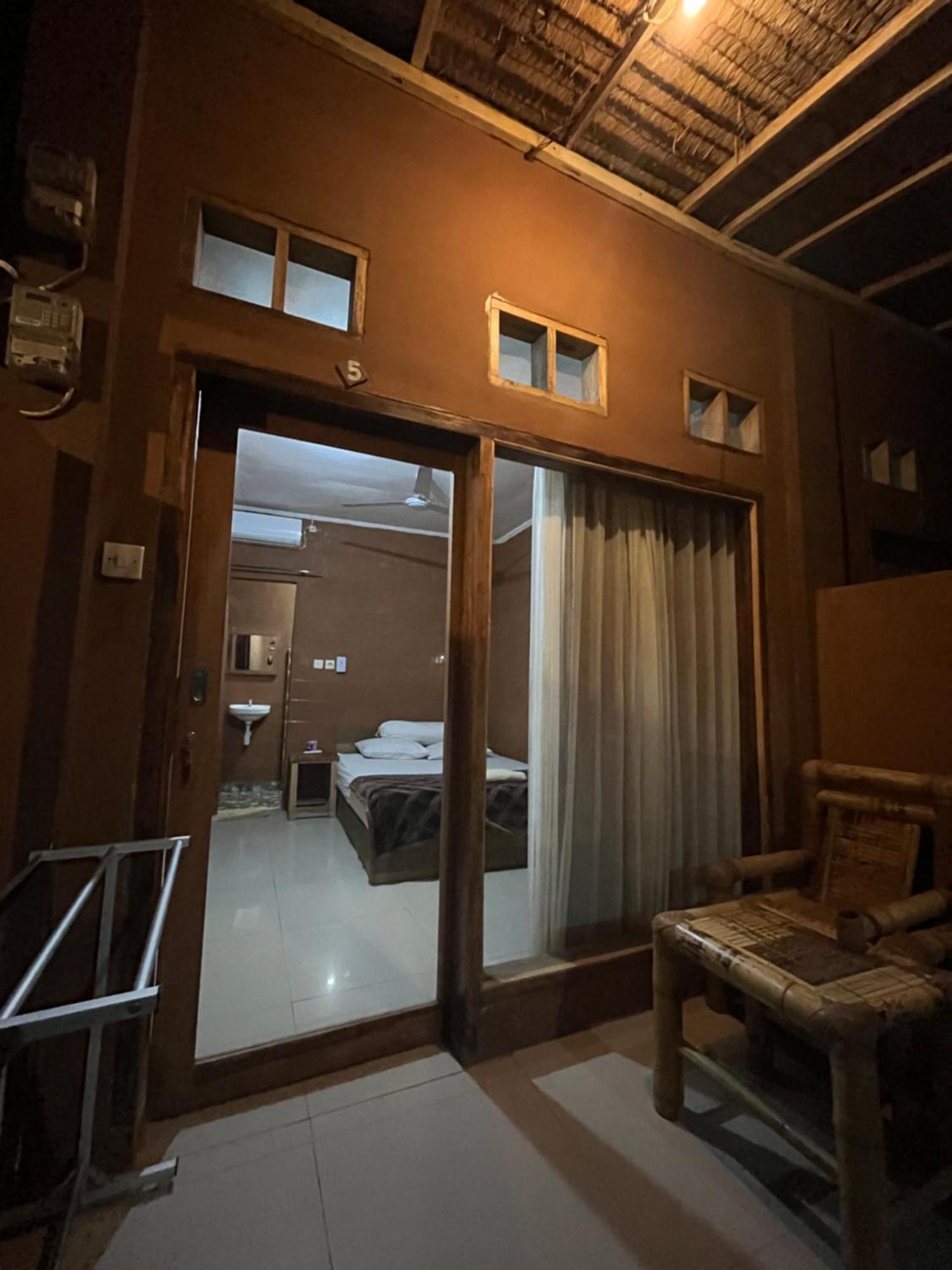 Fullmoon Homestay Kuta  Buitenkant foto